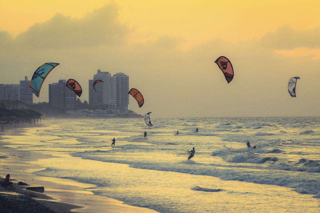 Kite-Surfer am Strand einer brasilianischen Stadt