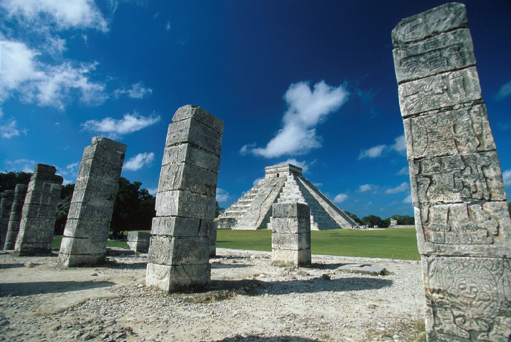 Chichén Itzá Pyramide / Yucatan