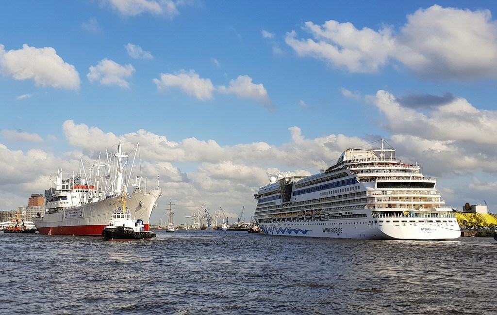 Hafen Hamburg: Einlaufen eines Kreuzfahrschiffes