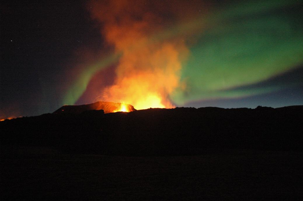 Nordlichter zu Ausbruchbeginn am Vulkankrater E-15