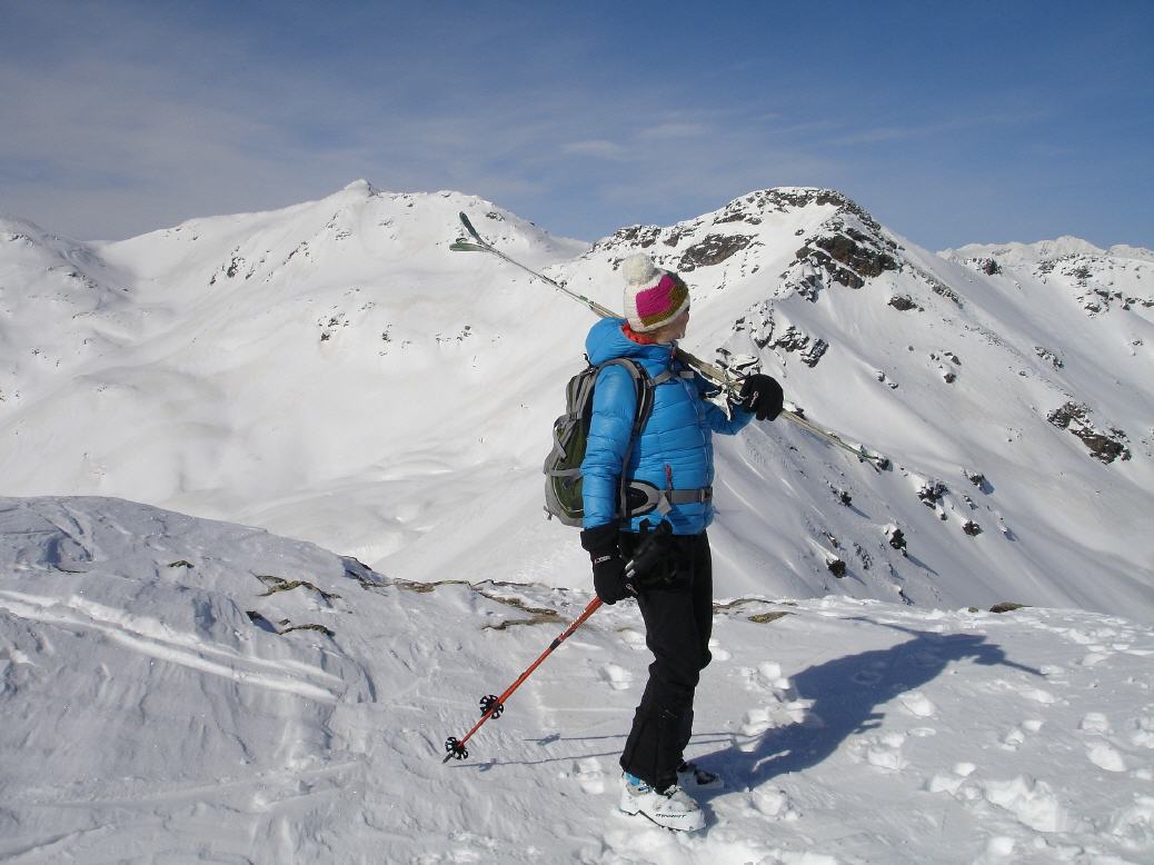 Skifahrerin in Südtiroler Bergen