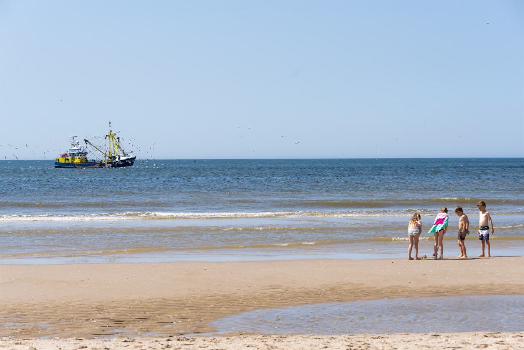 Nordholland: Spielende Kinder am Nordseestrand