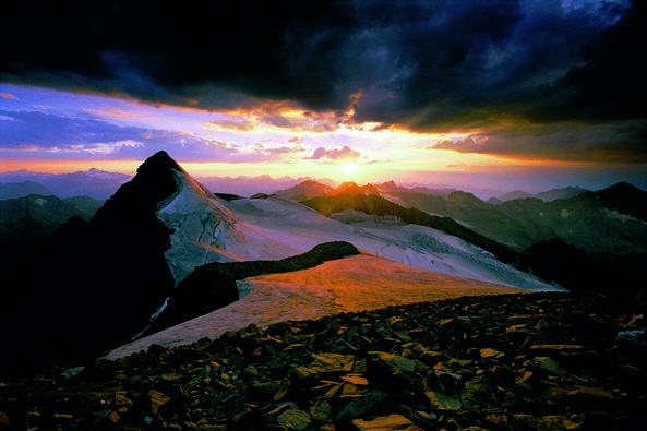 Tirol: Sonnenaufgang am Stubaier Gletscher