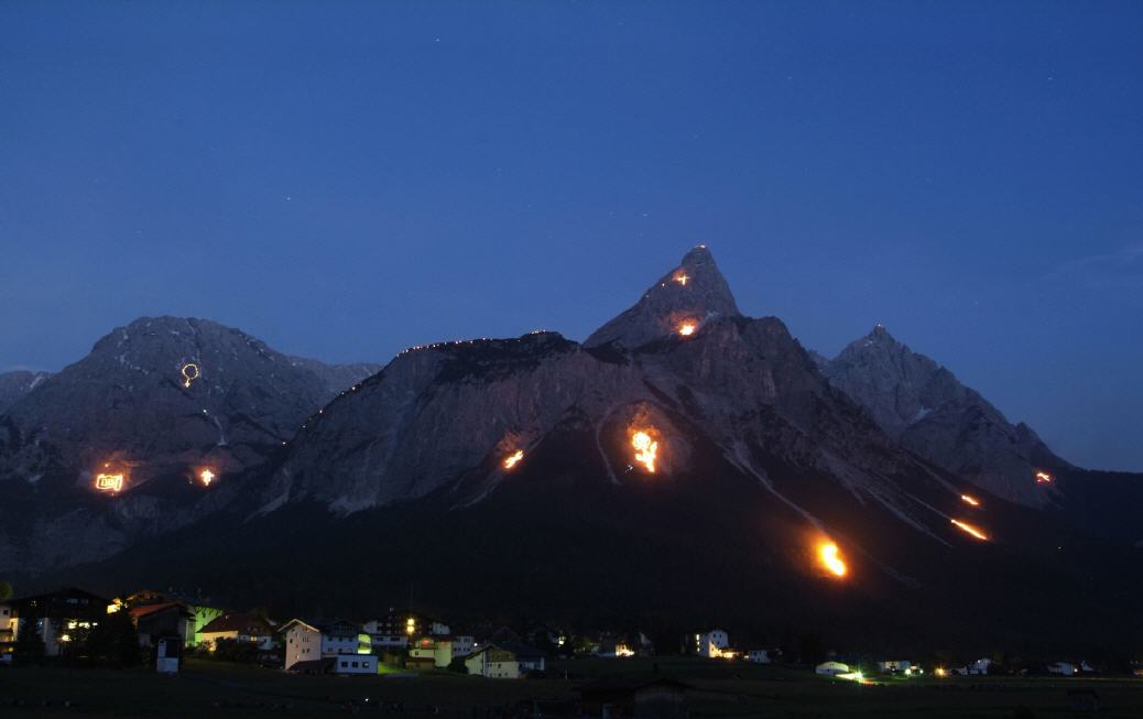 Sommersonnenwende: Bergfeuer in der Zugspitzregion