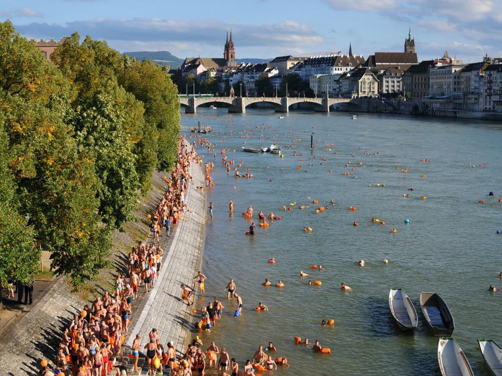 Schweiz: Rheinschwimmen in Basel